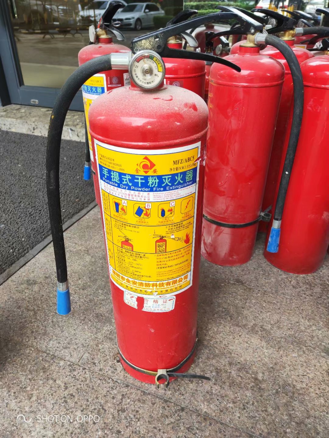 廣州珠江三角洲地區(qū)專業(yè)回收干粉滅火器，大量回收廢舊二手滅火器